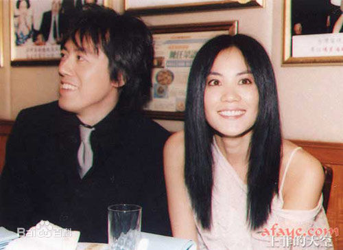 张宇(Phil Chang)和其他明星合照前后照片