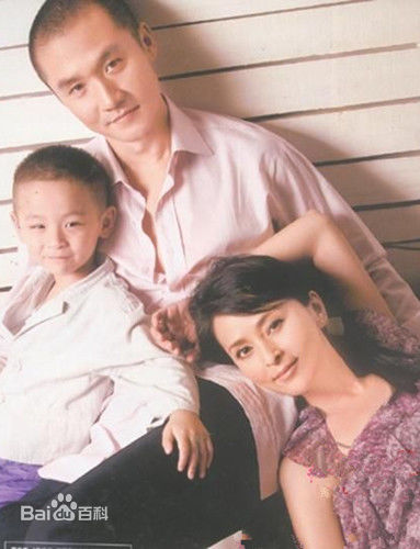 何音黄志忠曾经幸福的一家三口素颜照相册