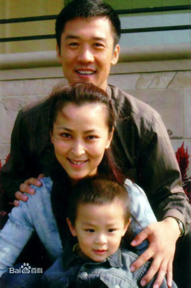 何音黄志忠曾经幸福的一家三口素颜照相册