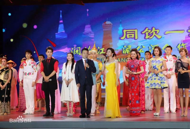 扎西顿珠社会活动素颜照相册