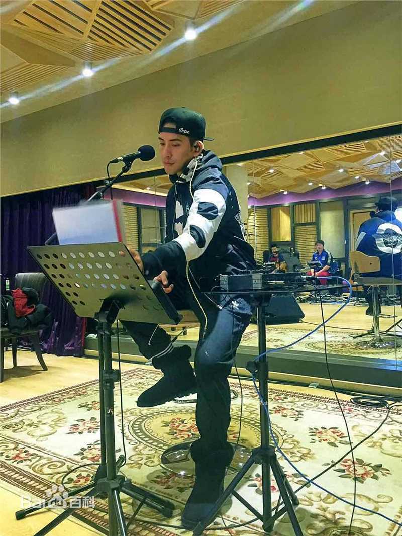 精选扎西顿珠在扎西在央视成功举办《幸福等待》个人演唱会中的图册