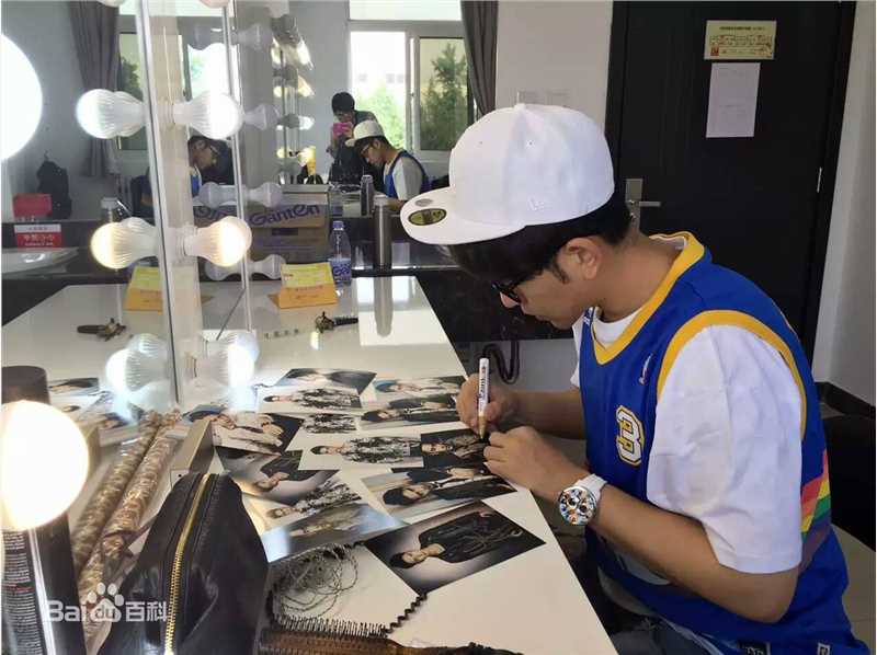 扎西顿珠扎西参加央视星光大道超级版的比赛素颜照相册