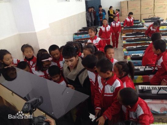 扎西顿珠扎西参加公益活动的图片前后照片