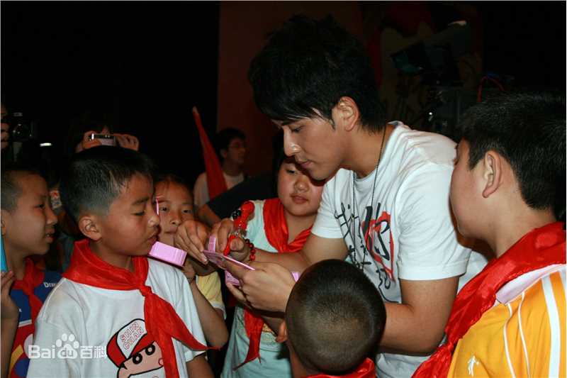 扎西顿珠扎西参加公益活动的图片前后照片