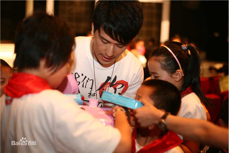 扎西顿珠扎西参加公益活动的图片前后照片