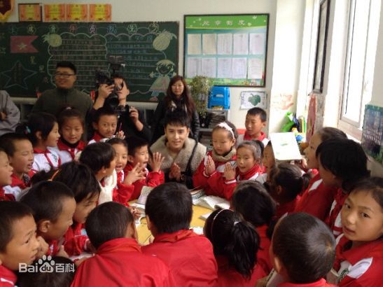 扎西顿珠扎西参加公益活动的图片前后照片