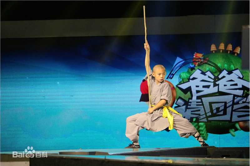 李思瑶 （法号：释小松）在《爸爸请回答》舞台照中的