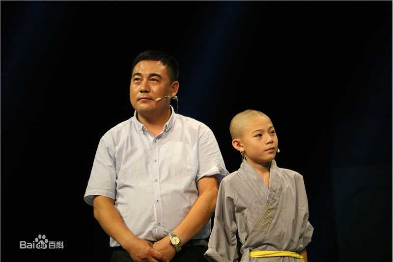 李思瑶 （法号：释小松）在《爸爸请回答》舞台照中的