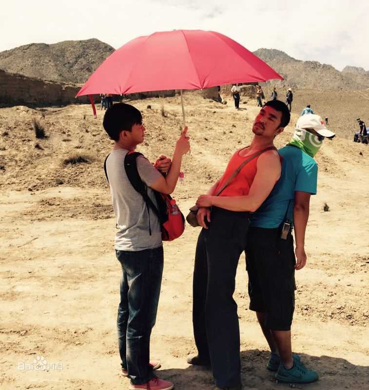 王伟光硬汉片场花絮图册