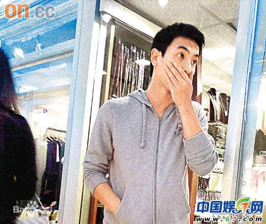 李炜尚(Lee Wai-Sheung/David)与关秀媚手牵手逛街生活照相册