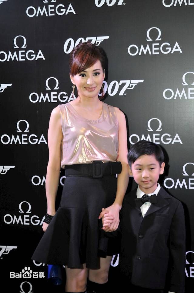 罗霖(Candy)与家人素颜照壁纸