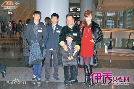 罗霖(Candy)与家人素颜照壁纸