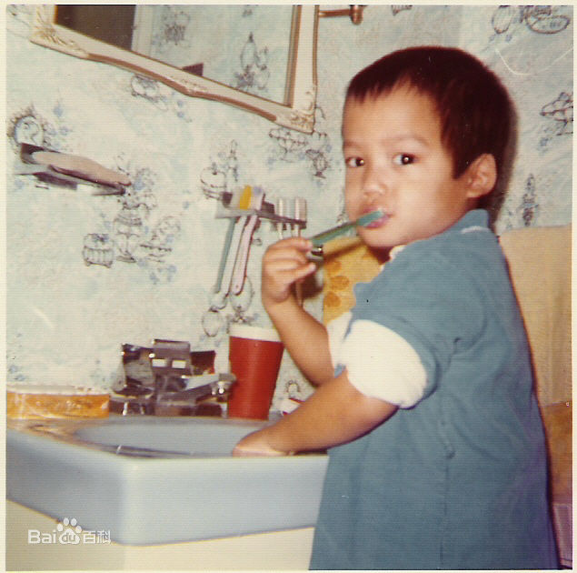 高圣远(Archie Kao（音：阿尔奇）)[儿时照片]壁纸壁纸