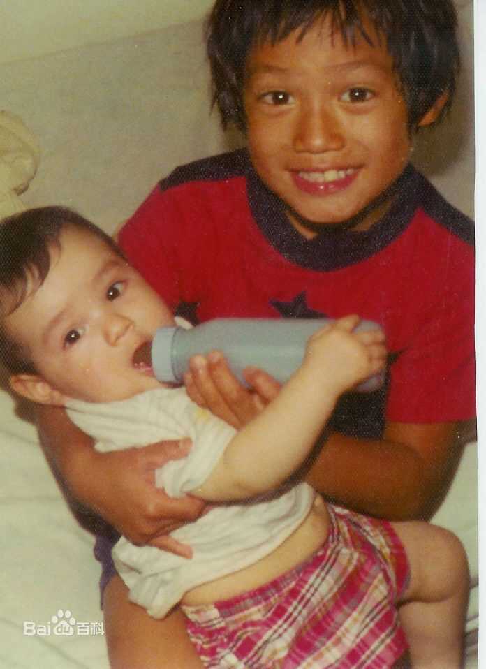 高圣远(Archie Kao（音：阿尔奇）)[儿时照片]壁纸壁纸