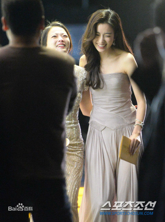 韩孝周(Han HyoJoo、ハンヒョジュ)颁奖礼壁纸壁纸