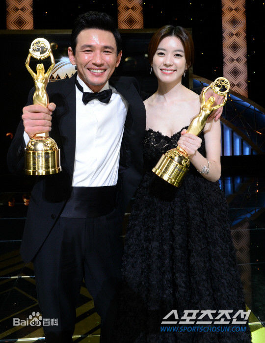 韩孝周(Han HyoJoo、ハンヒョジュ)颁奖礼壁纸壁纸