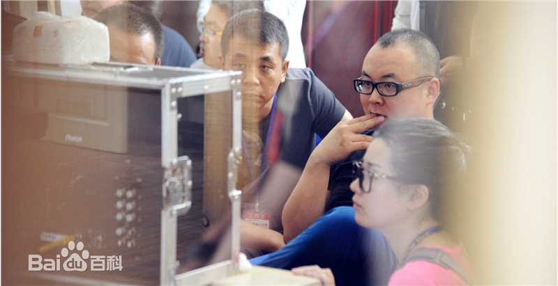 王为在《酸甜苦辣小夫妻》工作现场中的