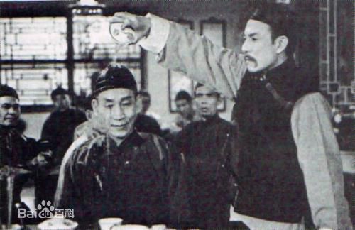 关德兴被石坚用水杯淋头图片图集