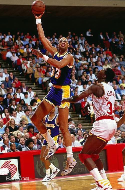 卡里姆·阿布杜尔-贾巴尔(Kareem Abdul-Jabbar)前后照片