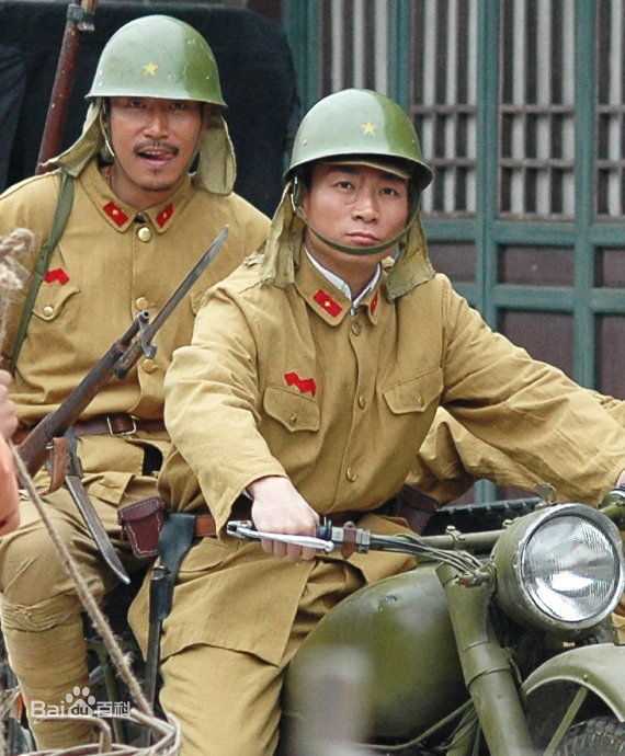 张鹰地雷战生活照