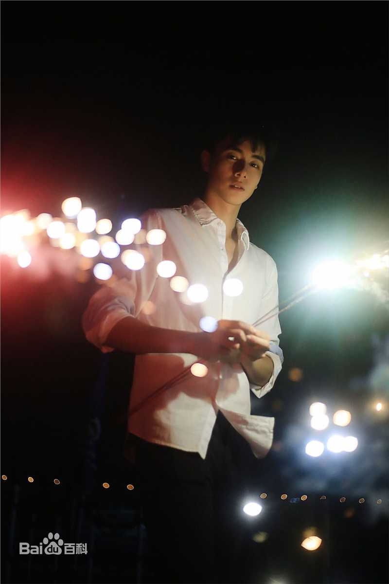 胡一天夜拍性感图片图集