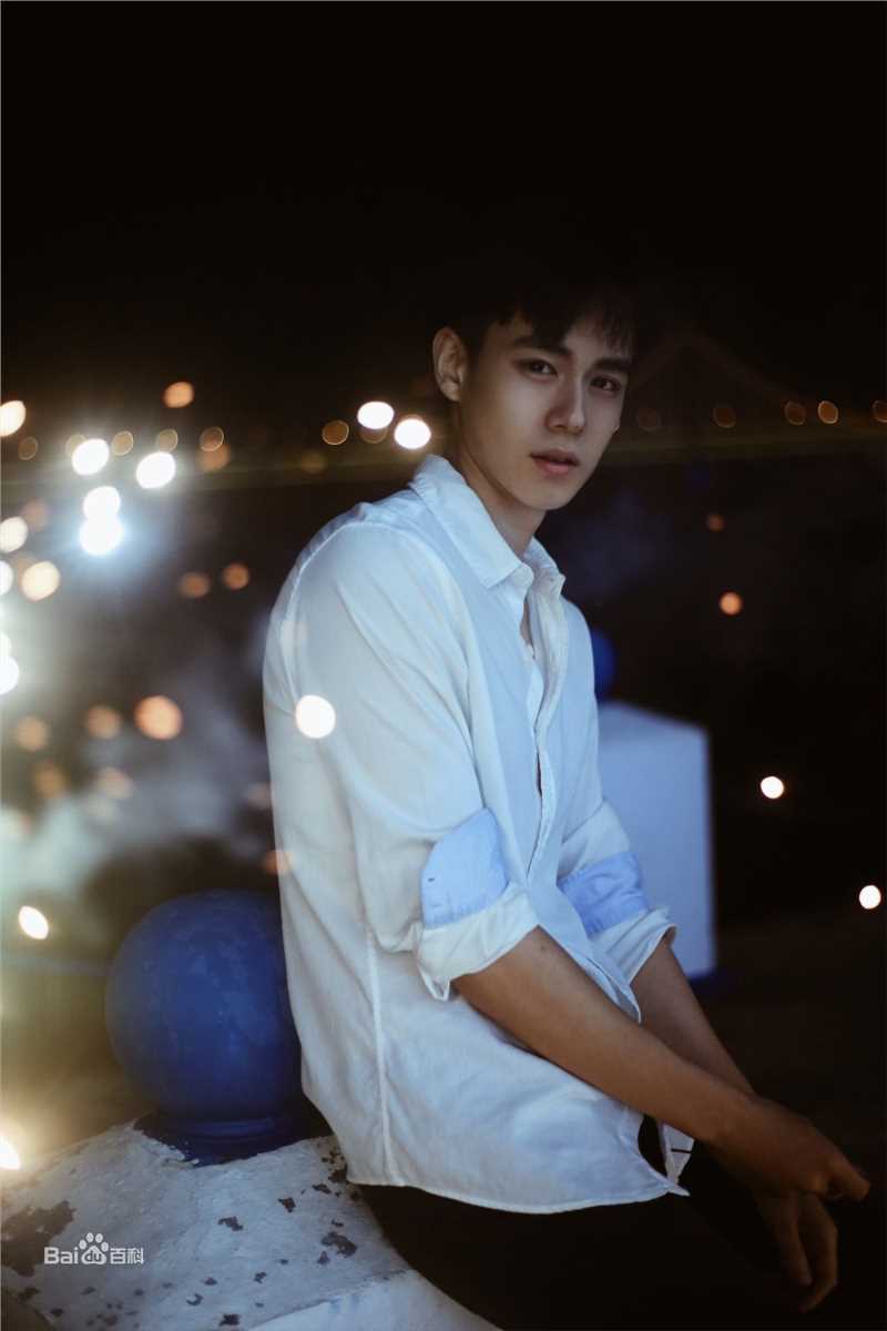 胡一天夜拍性感图片图集