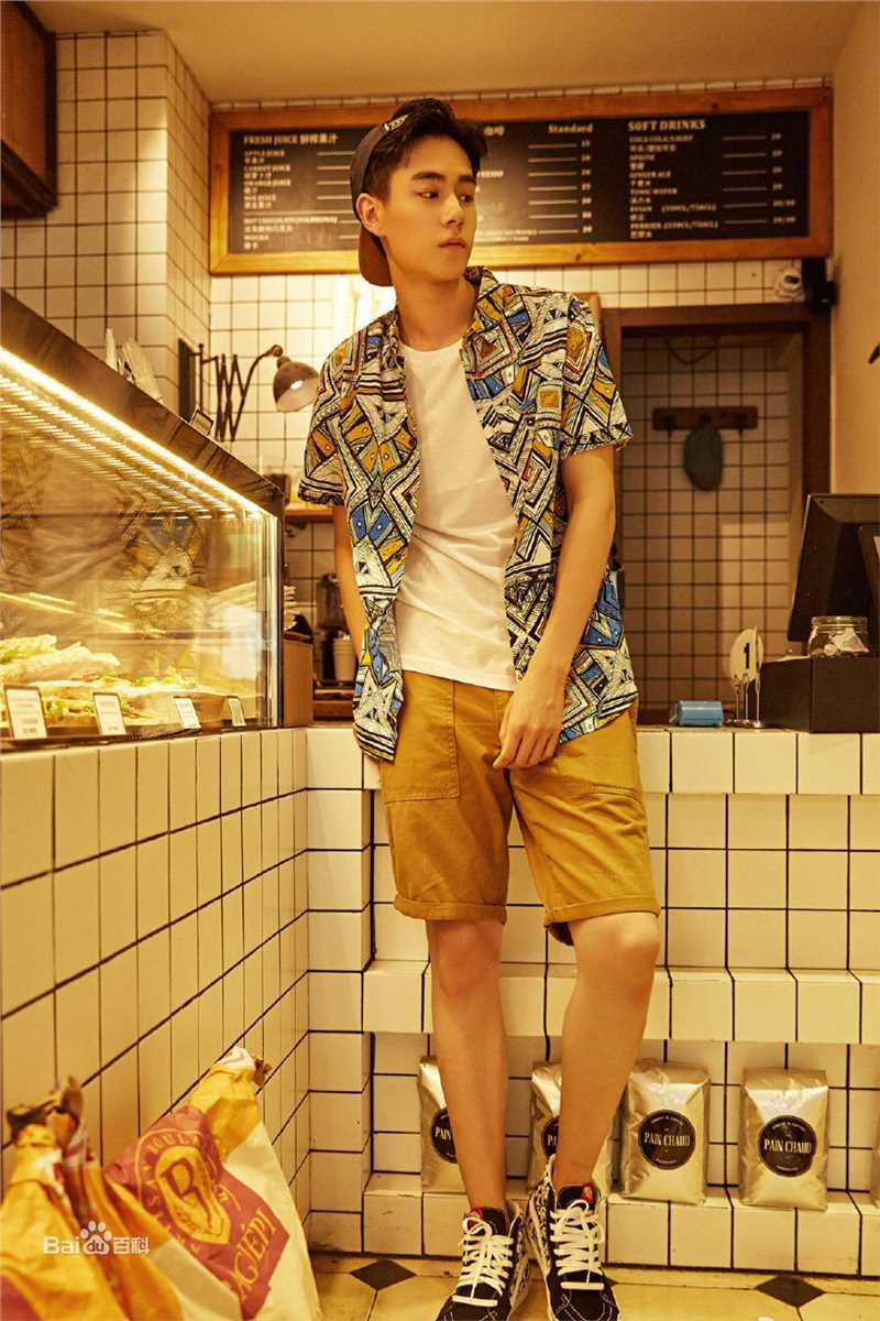 胡一天街拍前后照片