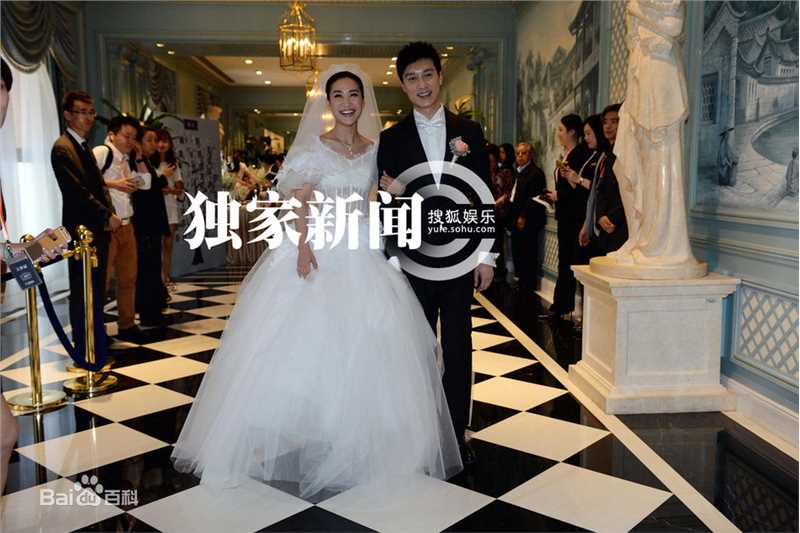 何建泽陶昕然婚礼热吻照前后照片