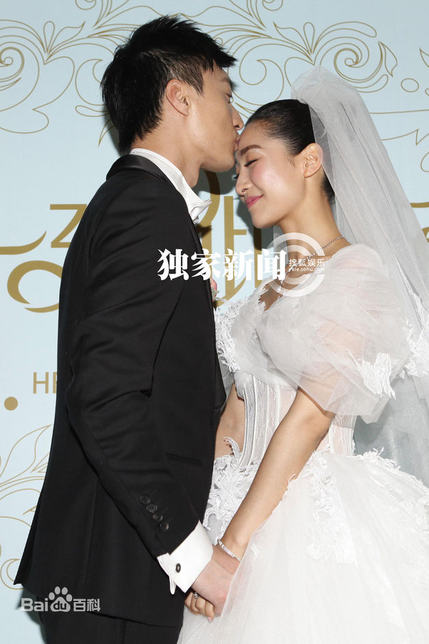 何建泽陶昕然婚礼热吻照前后照片