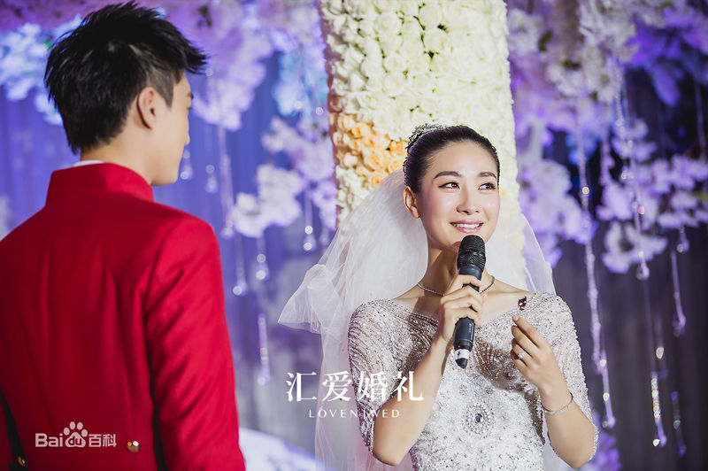 何建泽陶昕然婚礼热吻照前后照片