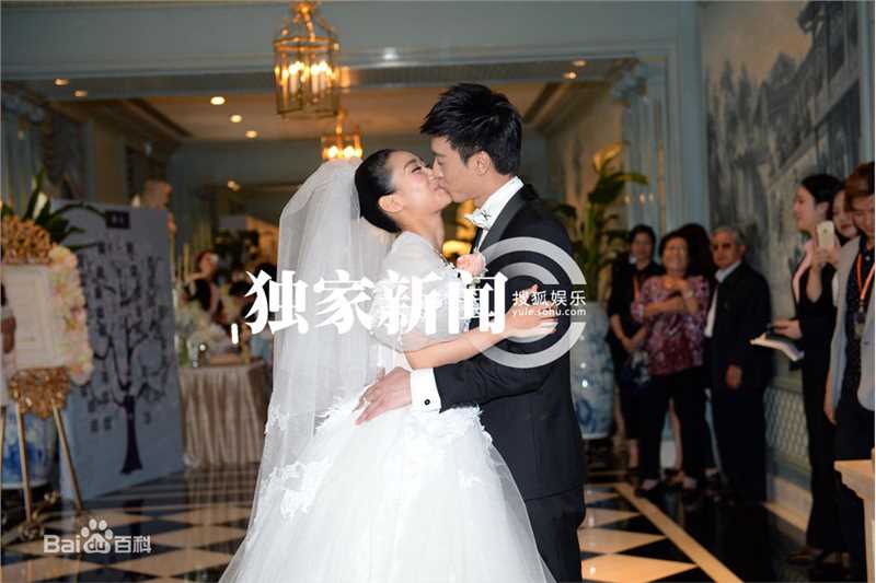 何建泽陶昕然婚礼热吻照前后照片