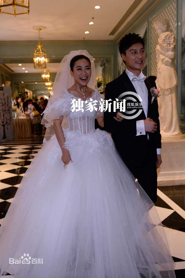 何建泽陶昕然婚礼热吻照前后照片