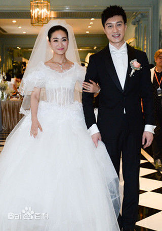 何建泽陶昕然婚礼热吻照前后照片