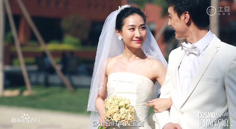 何建泽陶昕然婚礼热吻照前后照片