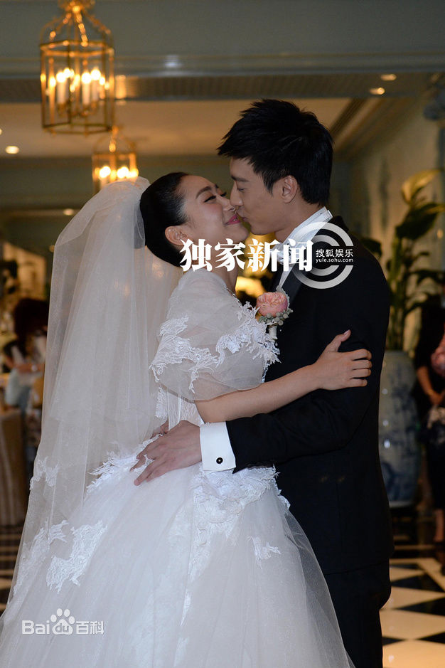 何建泽陶昕然婚礼热吻照前后照片