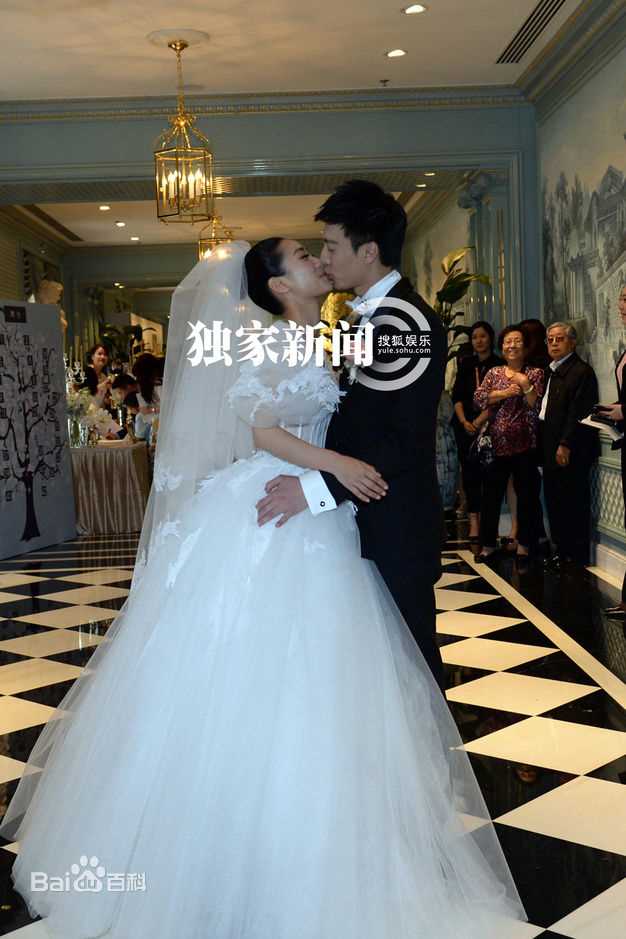 何建泽陶昕然婚礼热吻照前后照片