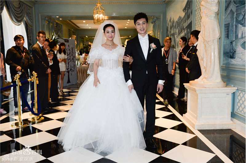 何建泽陶昕然婚礼热吻照前后照片