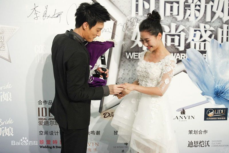 何建泽红毯求婚照前后照片