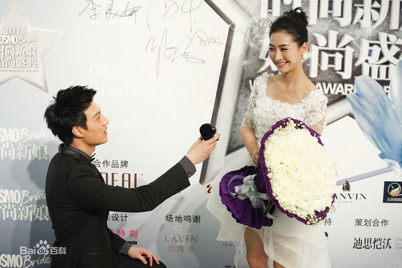 何建泽红毯求婚照前后照片