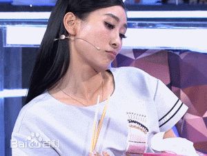 何建泽在《男左女右》明星脱口秀节目现场中的