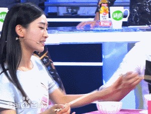 何建泽在《男左女右》明星脱口秀节目现场中的