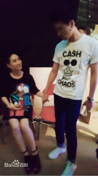 最优质何建泽在《拜托了妈妈》节目现场中的相册