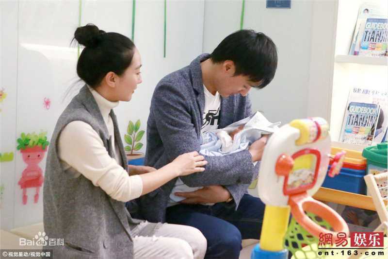 何建泽带女儿小何陶打疫苗前后照片