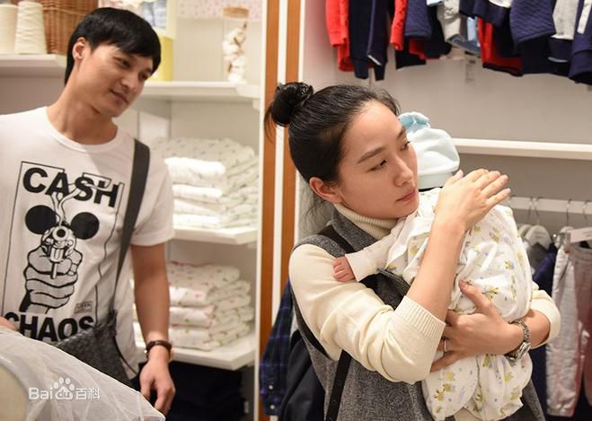 何建泽带女儿小何陶打疫苗前后照片