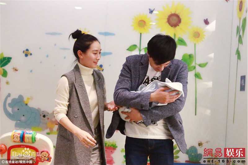 何建泽带女儿小何陶打疫苗前后照片