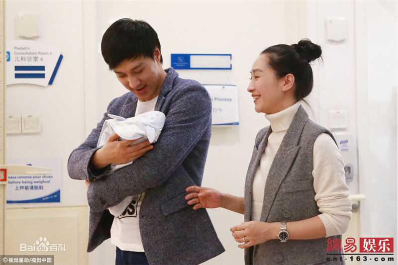 何建泽带女儿小何陶打疫苗前后照片