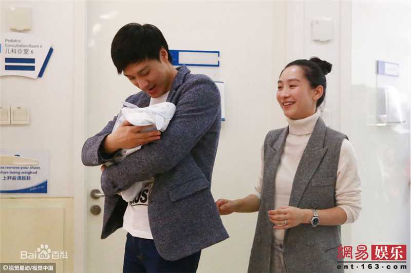 何建泽带女儿小何陶打疫苗前后照片