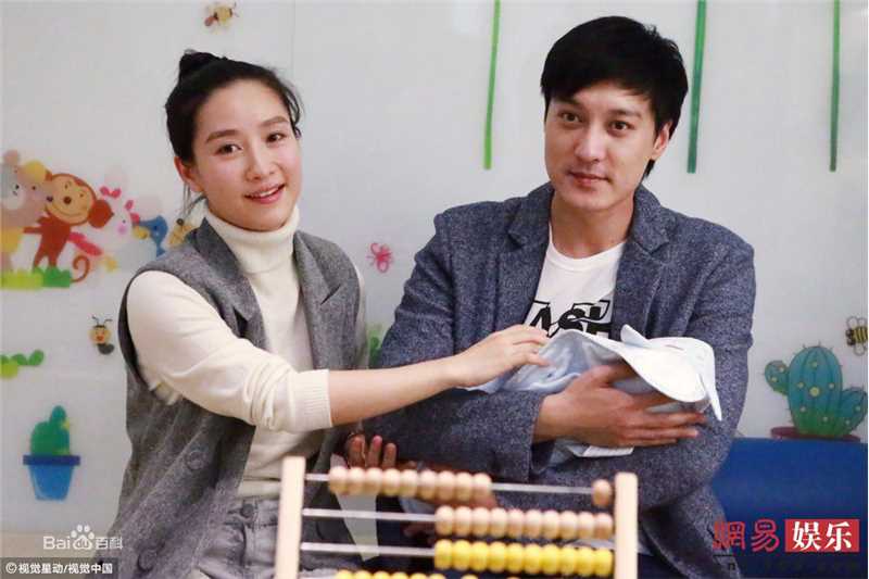 何建泽带女儿小何陶打疫苗前后照片