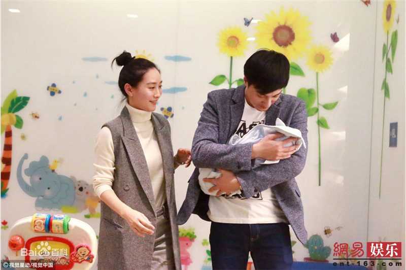 何建泽带女儿小何陶打疫苗前后照片