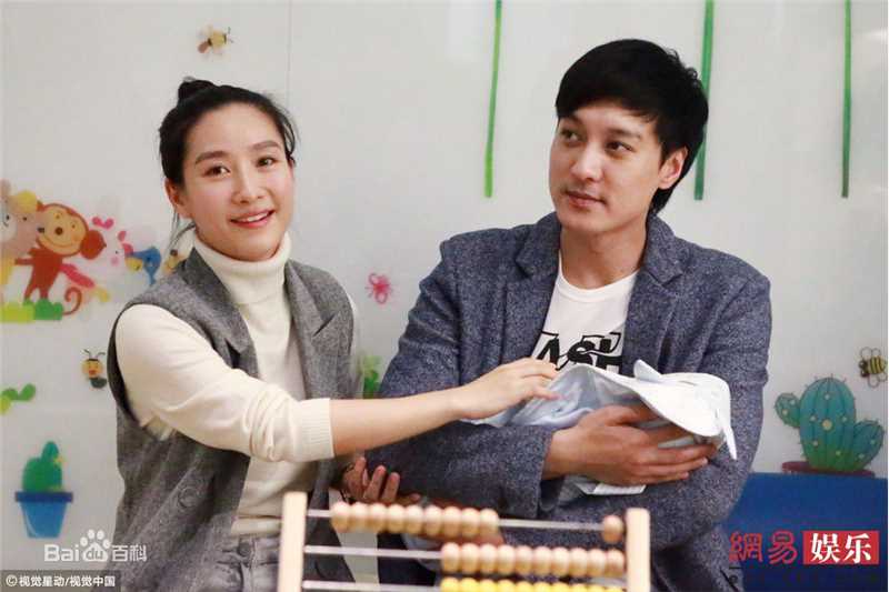 何建泽带女儿小何陶打疫苗前后照片